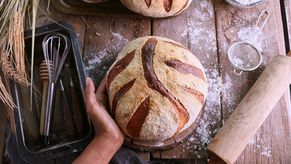 Baka surdegsbröd på Cum Pane ekologisk bakverkstad