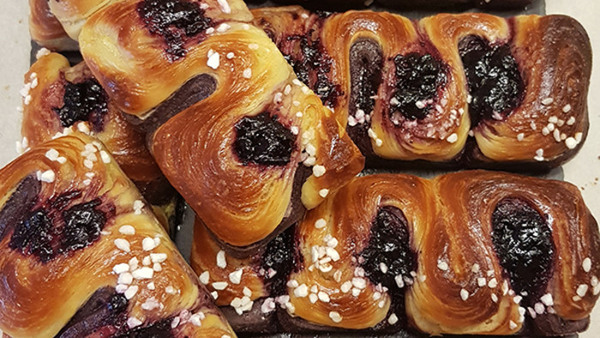 Baka sötebröd på Cum Pane ekologisk bakverkstad