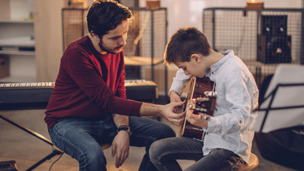 Akustisk gitarr 10-12 år nybörjarkurs fredagar